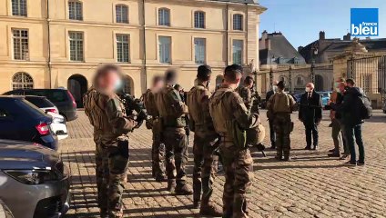 Revue d'une brigade sentinelle à Dijon  par le préfet SUDRY et le maire REBSAMEN