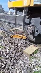Voilà comment on remet un train sur les rails