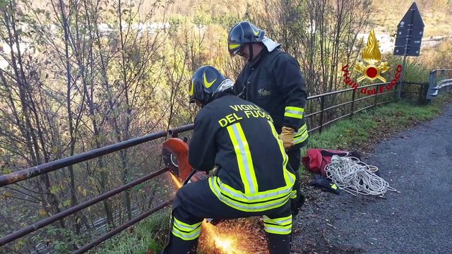 Montoggio (GE) - Precipita con l'auto in una scarpata soccorsa dai Vigili del Fuoco (09.11.20)