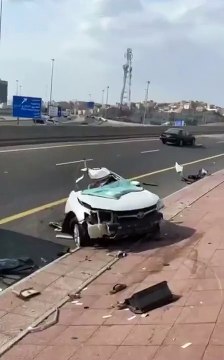 شاهد: سعودي يقف مذهولاً أمام سيارته كيف انشطرت إلى نصفين