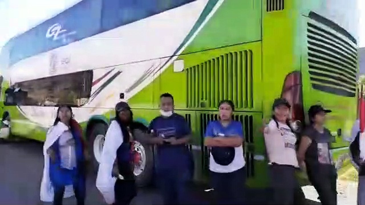 El pueblo boliviano espera junto a la ruta la caravana de Evo Morales