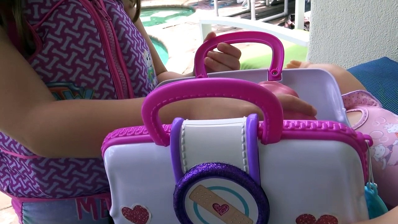 Sophia Isabella e Alice Brincando na Piscina Episódio  (50)