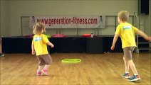 Cours de motricité pour les petits (3-6 ans) avec un cerceau.