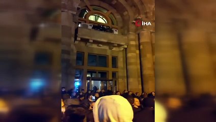 Dağlık Karabağ'da kaybeden Ermenistan'da vatandaşlar hükümeti protesto ediyor