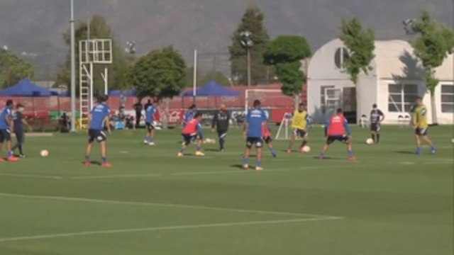 Alexis Sánchez y Claudio Bravo llegan a Chile para preparar el duelo ante Perú