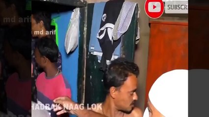 Bắt rắn hổ mang chúa trong nhà dân đầy kịch tính