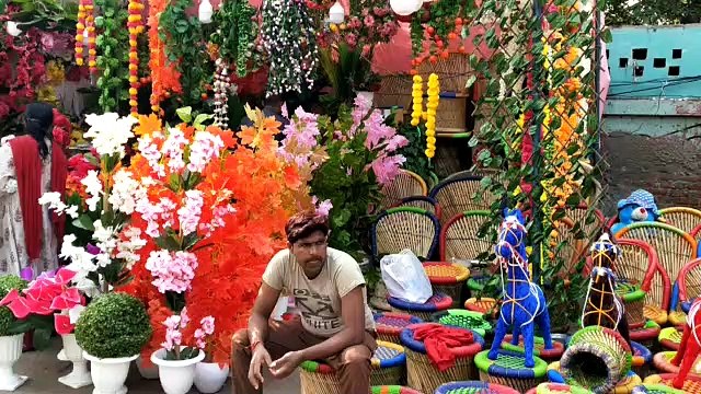 दिवाली के चलते जगह-जगह सजी साज सामग्रियों वा लक्ष्मी गणेश की मूर्तियों की दुकानें