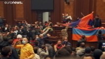 Ermenistan'da halk Dağlık Karabağ anlaşmasının ardından parlamento binasını bastı