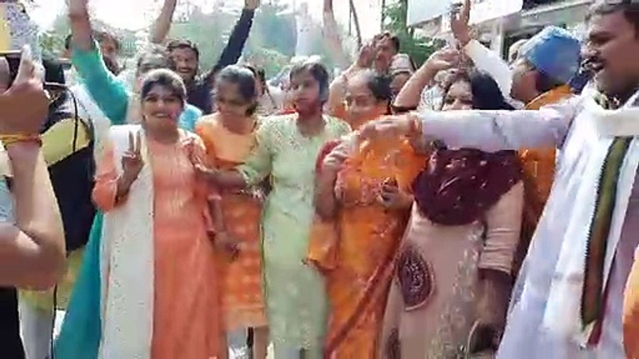 सांवेर सीट पर नतीजे आने से पहले इंदौर बीजेपी कार्यालय में जश्न शुरू