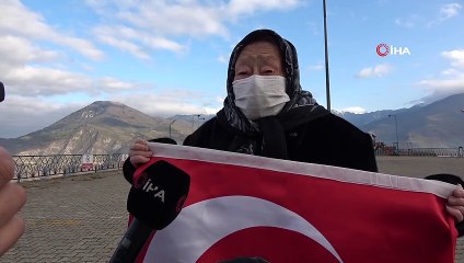 - Artvin'de 97 yaşındaki Erzade nine her 10 kasımda Atatürk'ün huzurunda