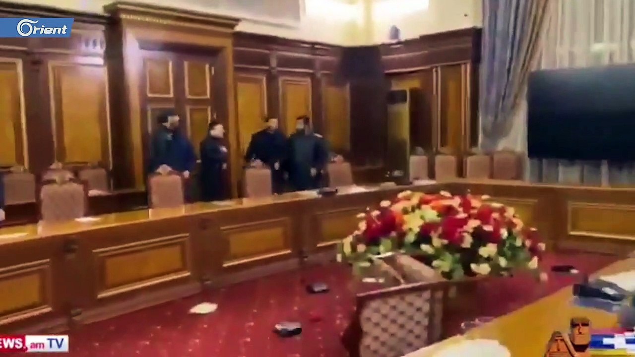 محتجون يقتحمون مبنى الحكومة الأرمينية بعد توقيع اتفاق وقف إطلاق النار في "قره باغ"
