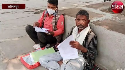 दबंगों से परेशान परिवार डीएम कार्यालय पर बैठा अनसन पर