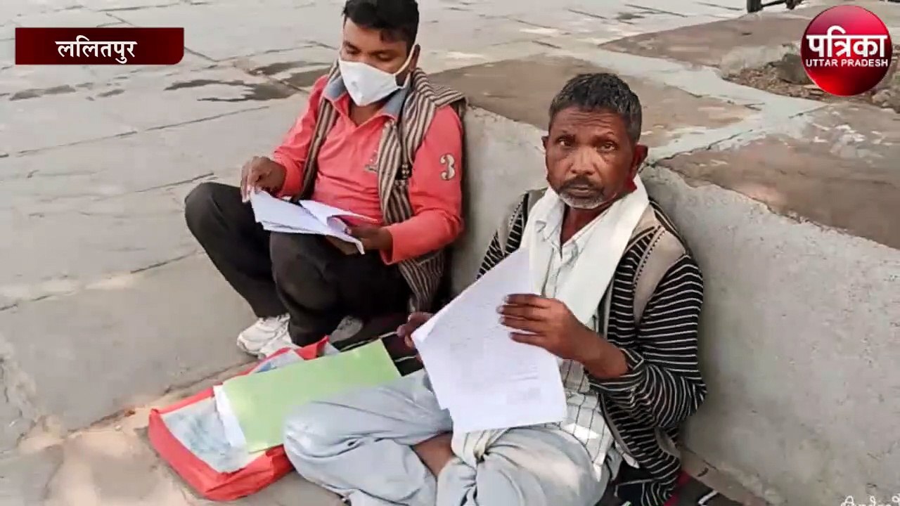 दबंगों से परेशान परिवार डीएम कार्यालय पर बैठा अनसन पर