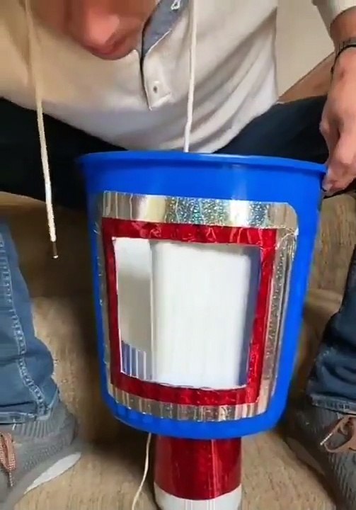 Il s’amuse à faire croire que sa tête tourne sur 360°