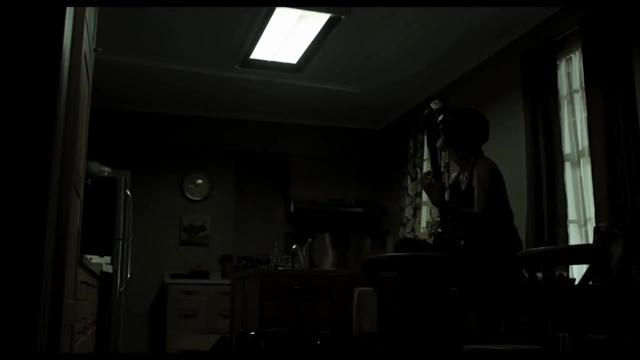 Mama - Clip: Lilly Ã¼berrascht Annabel in der KÃ¼che (Deutsch) HD