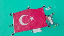 Suda 09.05'te dev Türk Bayrağı ve Atatürk posteri açtılar - ANTALYA