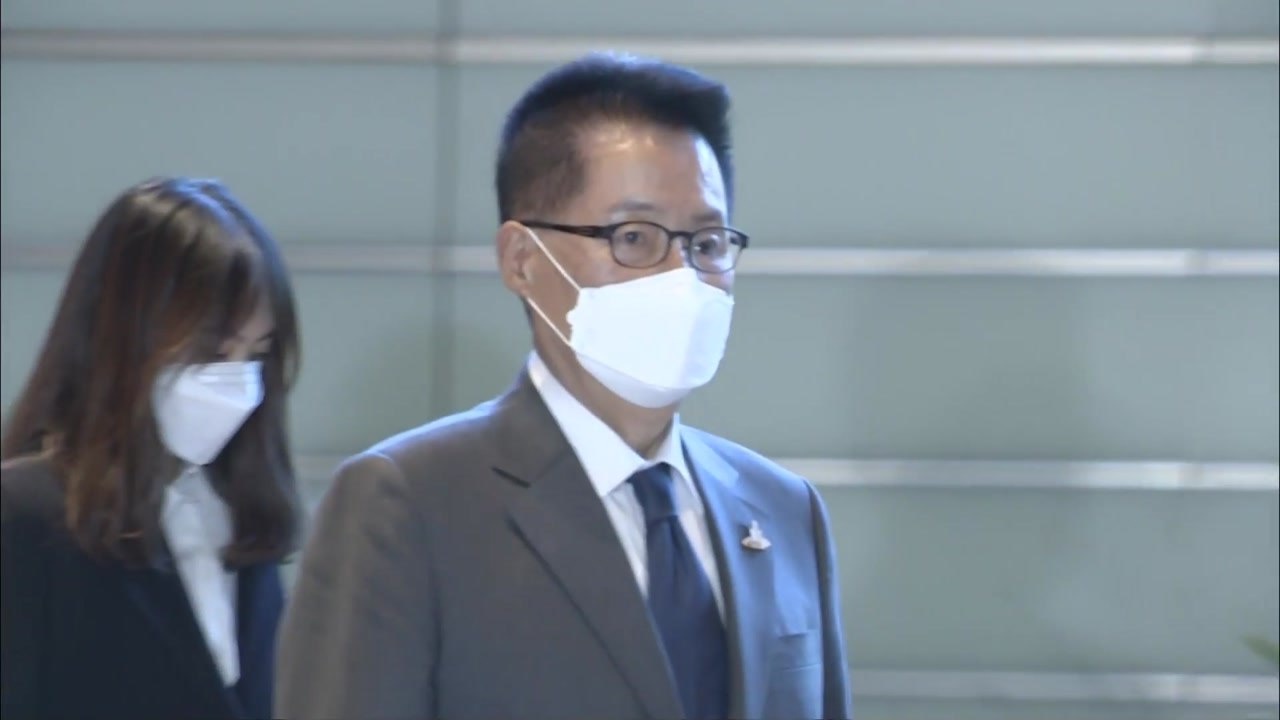 박지원 국정원장, 스가 총리 만나..."한일 관계 정상화 의지 전달" / YTN