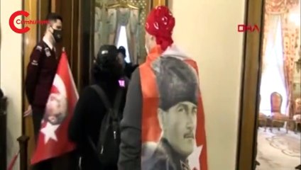 Dolmabahçe'ye ziyaretçi akını...  "Ölmedi. Sonsuza kadar yaşayacak"