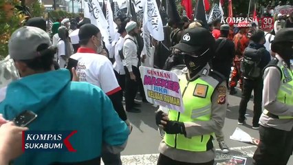 Polwan Cantik Sampaikan 3M Pada Demonstran