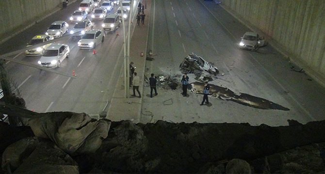 Çimento yüklü kamyonun köprüden düşme anı kameralara yansıdı