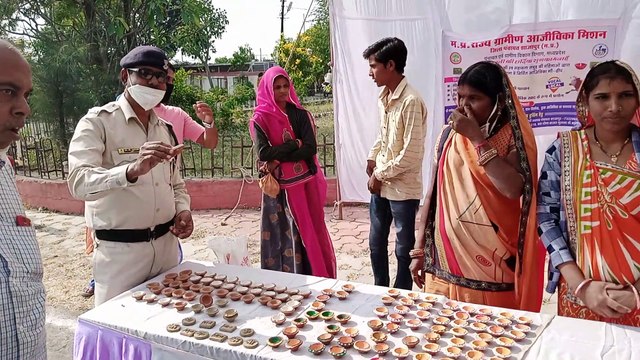 ग्रामीण आजीविका मिशन समूह सहायता की महिलाओं ने कलेक्टर परिसर में लगाई घर मे निर्मित वस्तुओं की दुकान