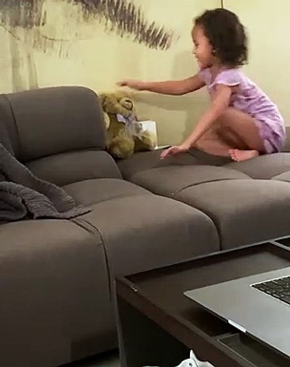 Chrissy Teigen a reçu les cendres de son fils mort-né, Jack, et a publié une vidéo le 9 novembre 2020 sur Instagram. Sa fille Luna, 4 ans, y apparaît très touchante.