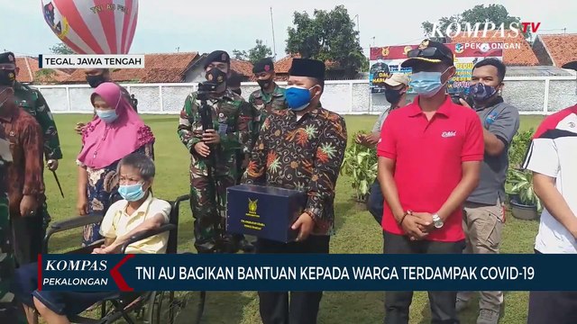 TNI AU Bagikan Bantuan Kepada Warga Terdampak Covid-19