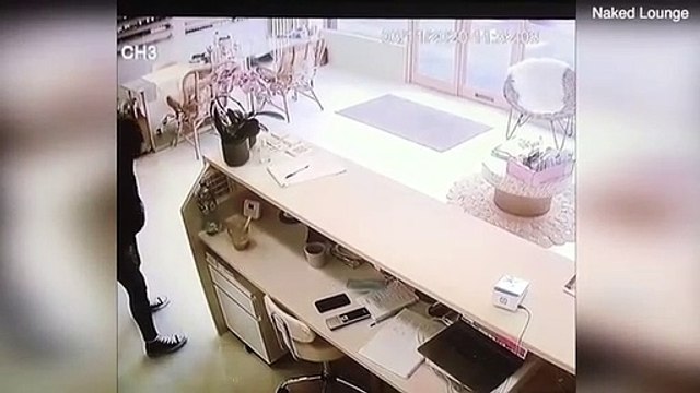 أغرب سرقة لهاتف محمول أمام صاحبته: ستشاهد الفيديو أكثر من مرة