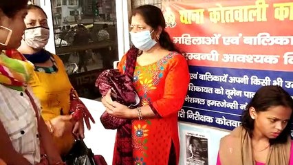 महिलाओं का पर्स चोरी करते, एक महिला चोर पकड़ी गई