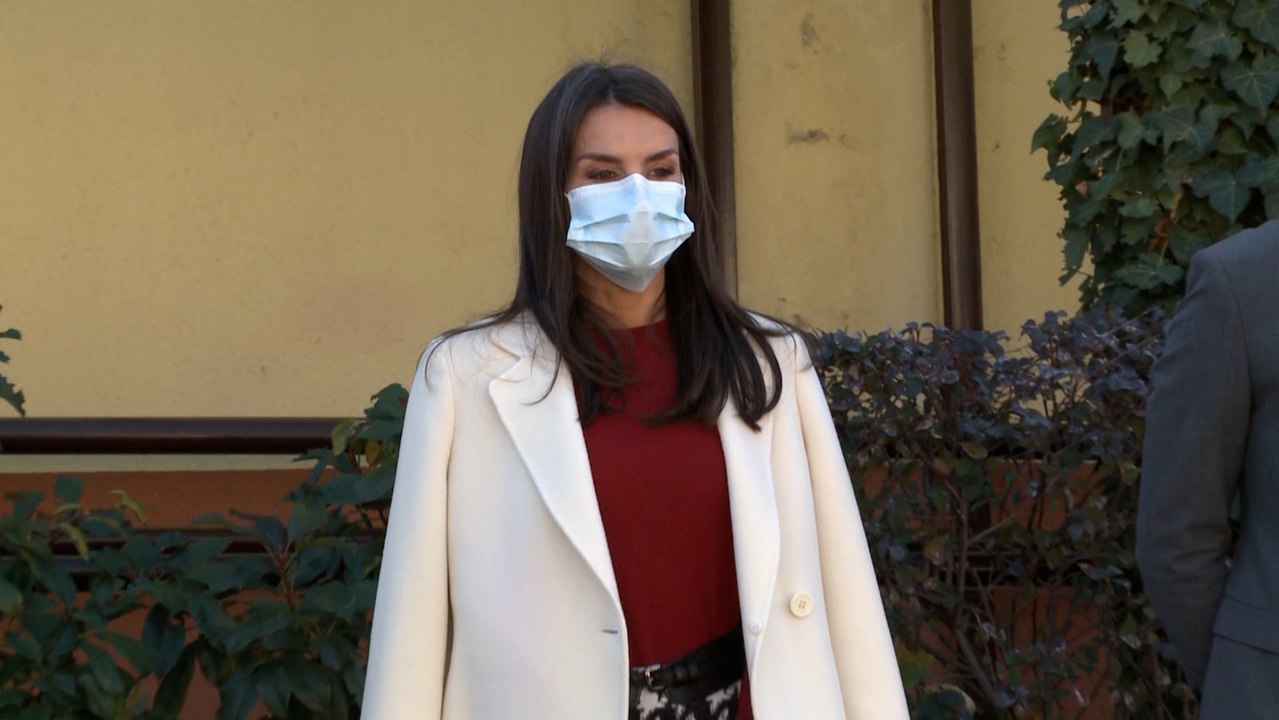 La Reina Letizia sorprende con su estilismo y utiliza un look de inspiración Brittish