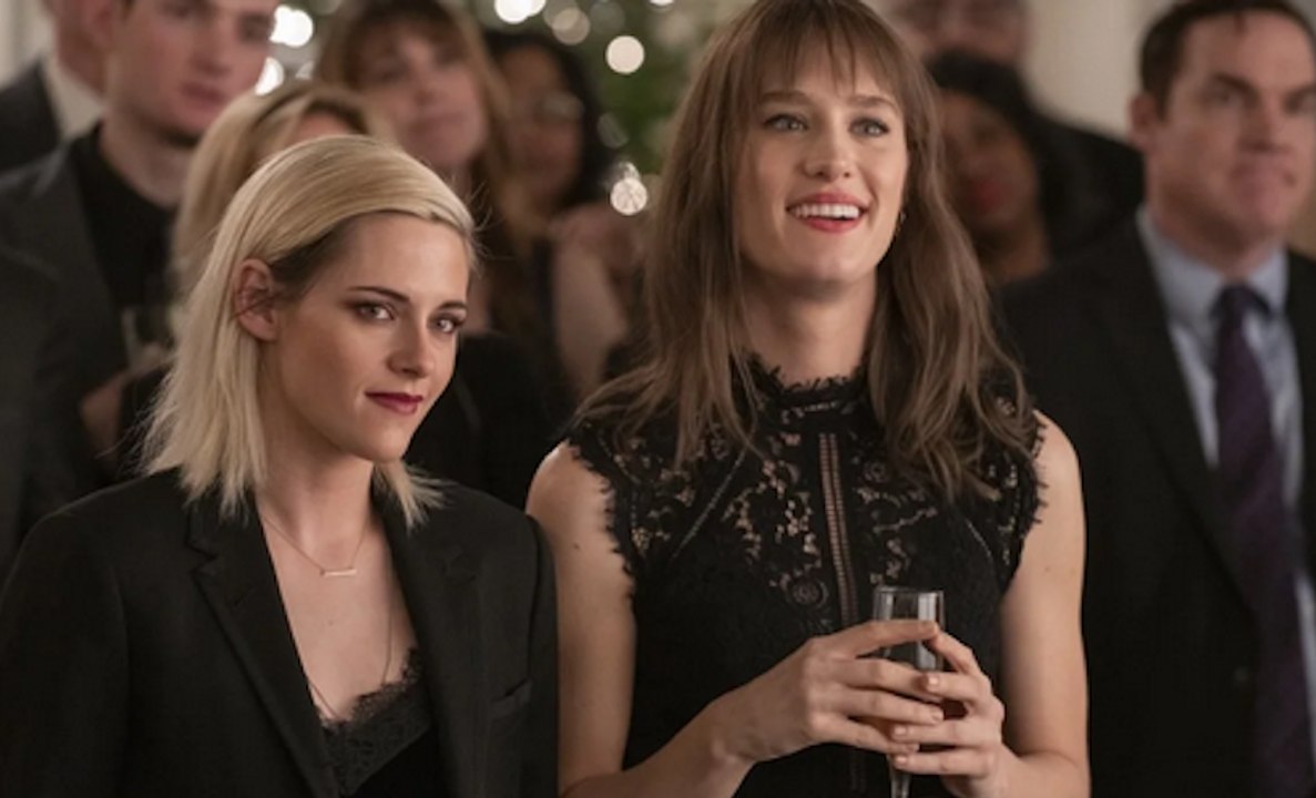 Kristen Stewart and Mackenzie Davis are a couple in Happiest Season - trailer