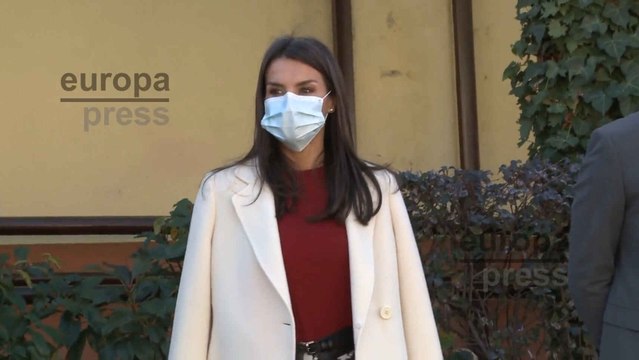 La Reina Letizia sorprende con su estilismo y utiliza un look de inspiración Brittish