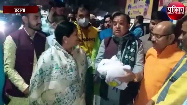 यूपी उपचुनाव में जोरदार जीत पर भाजपाइयों ने बांटी मिठाई