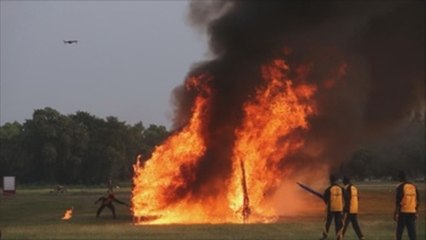 India reclama un récord tras cruzar en moto un túnel de fuego de 127 metros