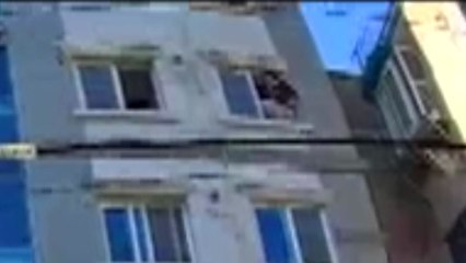 건물 4층에서 자해 소동...경찰 테이저건으로 제압 / YTN