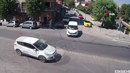 Ters yöne dönmek isteyen otomobil motosiklete böyle çarptı