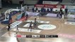Un basketteur tente un dunke tout seul à la fin du match et se brise le genou