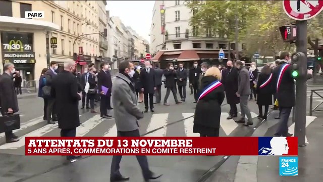 Attentats du 13 novembre 2015 : dépot de gerbes devant le Bataclan et les cafés touchés