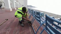 Covid-19: les mythiques chaises bleues de la promenade des Anglais retirées pour éviter tout regroupement