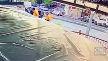Dehşet anları kamerada: Pencereden düşen kadını sünger kurtardı | Video