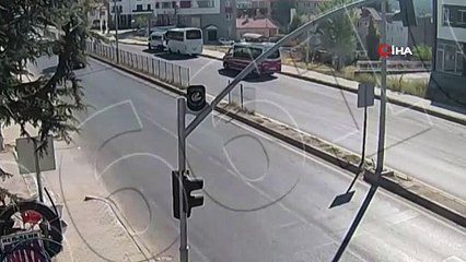 Kırmızı ışığı fark etmeyen otomobil sürücüsü öndeki kamyonete böyle çarptı