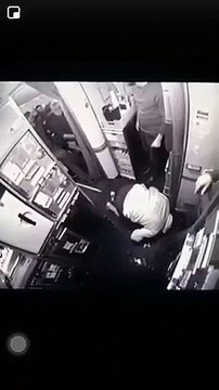 Filmado en un avión de Air France que tuvo que aterrizar de emergencia en Niza. ¿Hay que respetar sus costumbres?