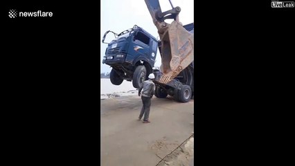 Un camion un peu trop chargé se retrouve dans une position assez inconfortable