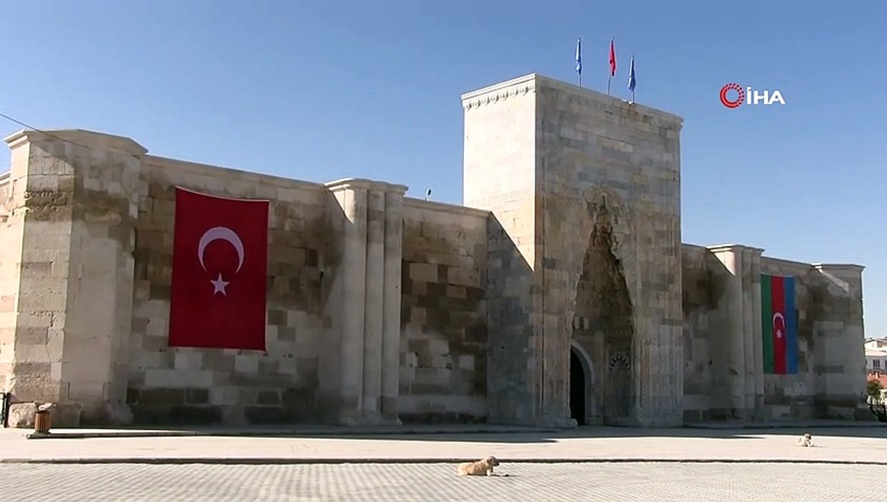 800 Yıllık Sultanhanı Kervansarayına Azerbaycan Bayrağı Asıldı