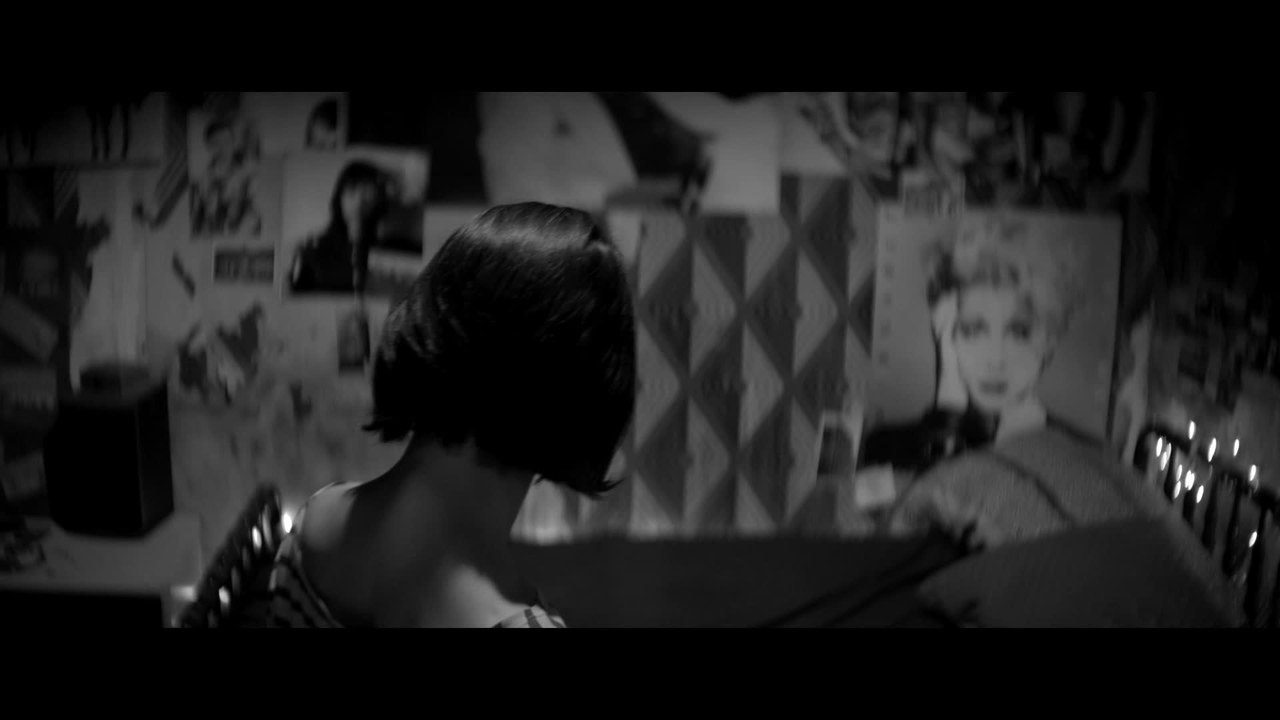 A Girl Walks Home Alone At Night - Clip 1 (Deutsch) HD