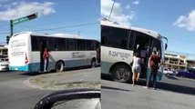 Pese a riesgo de covid-19, pasajeros viajan ‘colgados’ de la puerta de camión urbano