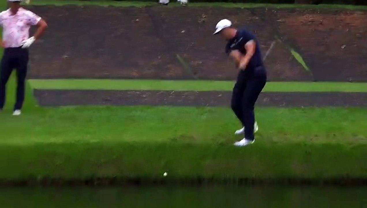 Il fait un trou en un en faisant des ricochets sur l'eau (golf)