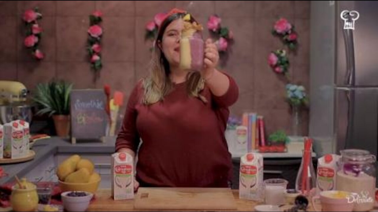 Smoothie bicolor de moras y mango