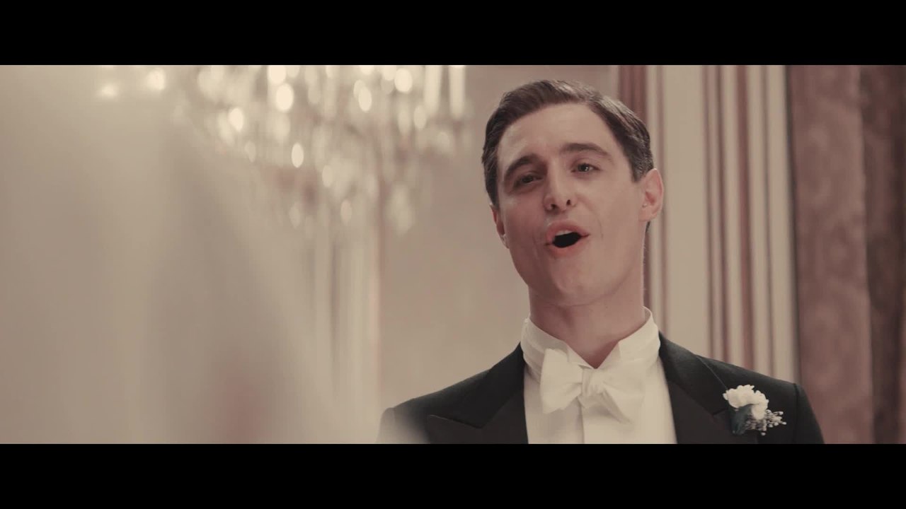 Frau in Gold - Clip Hochzeit (Deutsch)