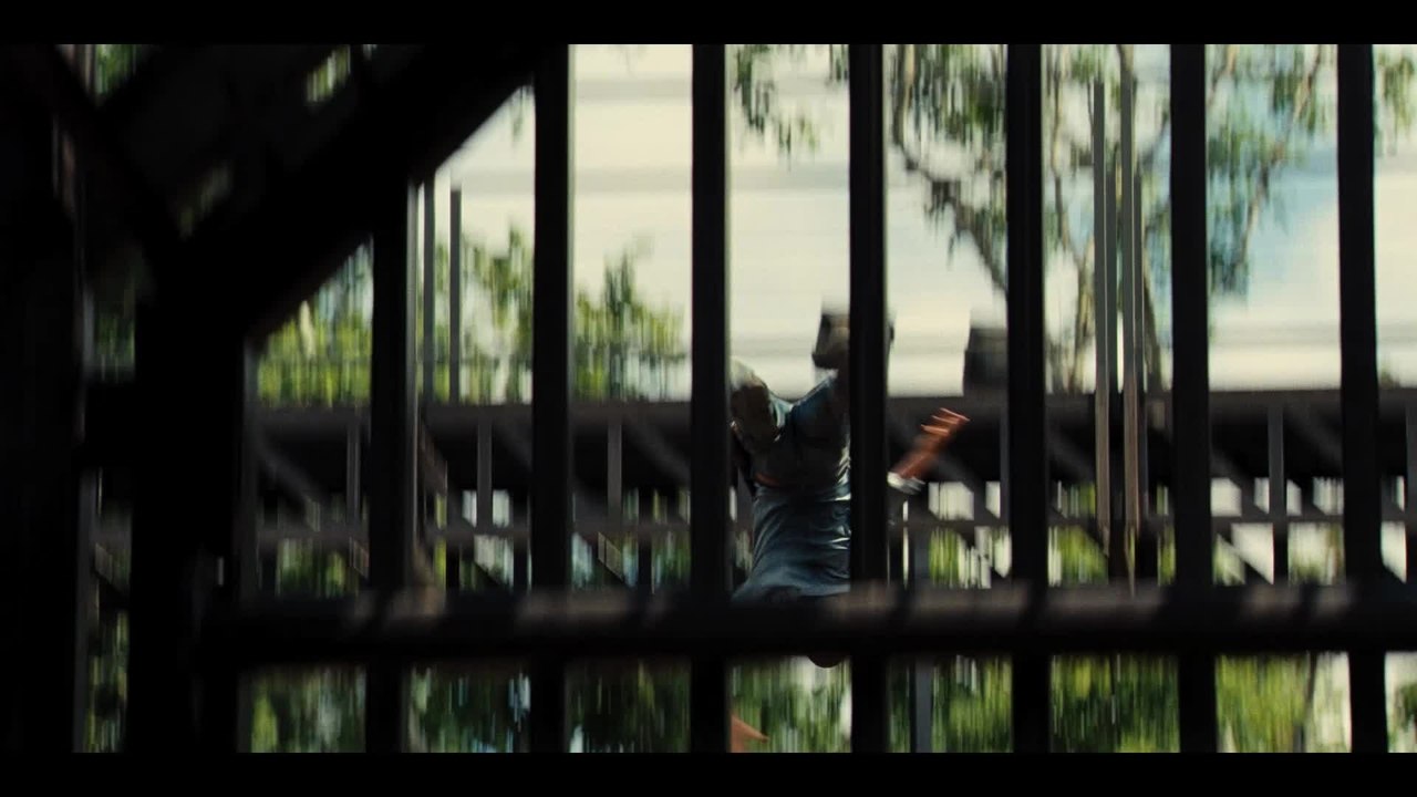 Jurassic World - Clip 02 Owen rettet einen Arbeiter (Deutsch) HD